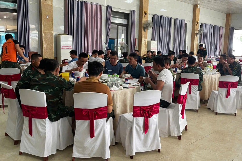 Chủ nhà hàng nấu 14 mâm cơm cảm ơn lực lượng khắc phục hậu quả bão số 10 - 1 Chủ nhà hàng nấu 14 mâm cơm cảm ơn lực lượng khắc phục hậu quả bão số 10 - 1
