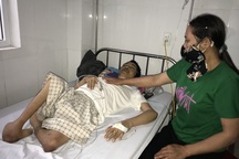 Người mẹ nghèo cầu xin cho con trai tật nguyền thêm một lần được sống