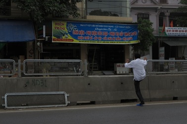 Hàng loạt lan can quốc lộ 1A bị “bốc hơi”, tàn phá