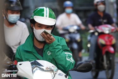 Phố đông cận Tết, tài xế công nghệ ở Hà Nội tắt máy, khách chật vật gọi xe