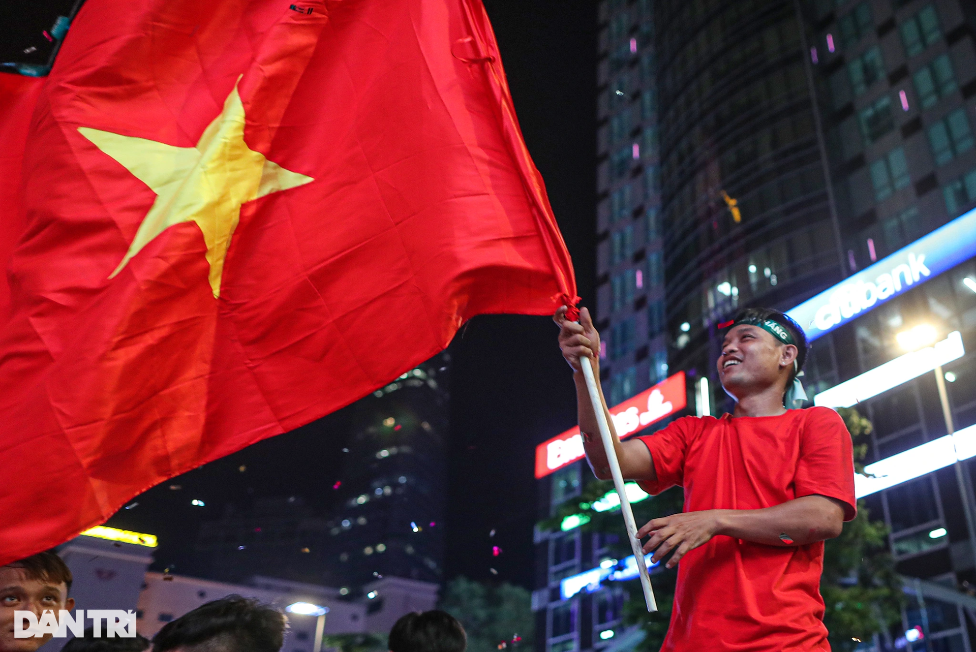 Biển người ăn mừng trên phố Nguyễn Huệ khi U23 Việt Nam vào tứ kết châu Á - 11 Biển người ăn mừng trên phố Nguyễn Huệ khi U23 Việt Nam vào tứ kết châu Á - 11
