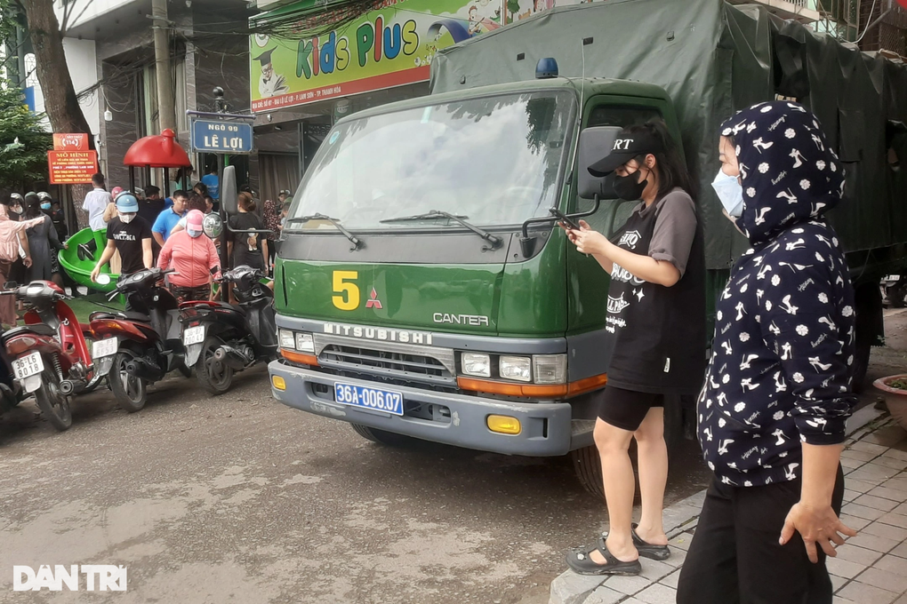 Cảnh sát khám xét nhà đại ca giang hồ khét tiếng Thanh Hóa - 4 Cảnh sát khám xét nhà đại ca giang hồ khét tiếng Thanh Hóa - 4