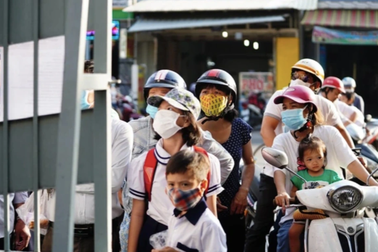 Nhiều trường ở TPHCM lùi giờ vào học