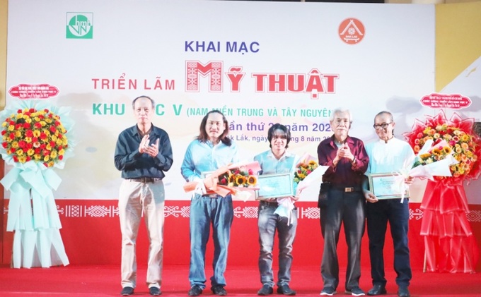 Ban Tổ chức trao giải cho tác phẩm đạt giải C (Ảnh Mai Sao)