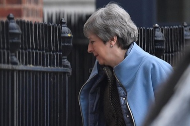 Bà May từ chức “không kèn không trống”- Nóng cuộc đua cho ghế Thủ tướng Anh