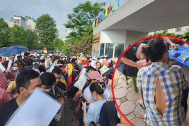 Cha mẹ xếp hàng xuyên đêm, chen lấn rách áo để nộp hồ sơ vào lớp 1 cho con