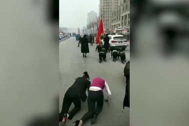 Công ty Trung Quốc bắt nữ nhân viên bò trên đường vì không đạt chỉ tiêu