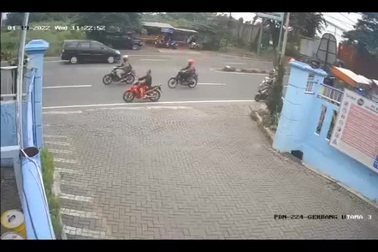 Thanh niên đi xe máy may mắn thoát khỏi tai họa "trên trời rơi xuống"