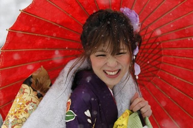 Thiếu nữ Nhật Bản dự lễ trưởng thành dưới mưa tuyết