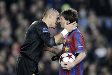 Thầy trò Wenger “ngả mũ” thán phục Messi