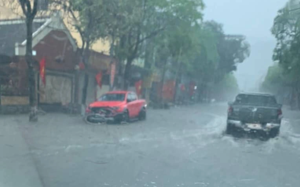 Mưa lớn kéo dài từ sáng đến trưa, nhiều tuyến đường ở Quảng Ninh ngập nặng - 6 Mưa lớn kéo dài từ sáng đến trưa, nhiều tuyến đường ở Quảng Ninh ngập nặng - 6