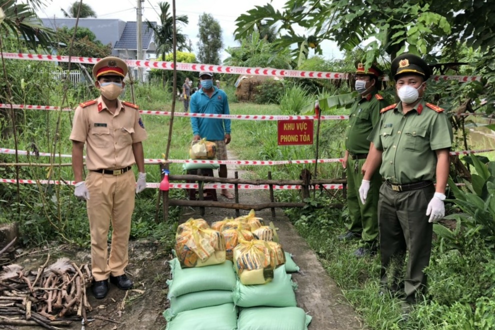 Chiến sĩ CSGT vượt sông, băng đồng mang quà đến người khó khăn ở vùng dịch - 6 Chiến sĩ CSGT vượt sông, băng đồng mang quà đến người khó khăn ở vùng dịch - 6