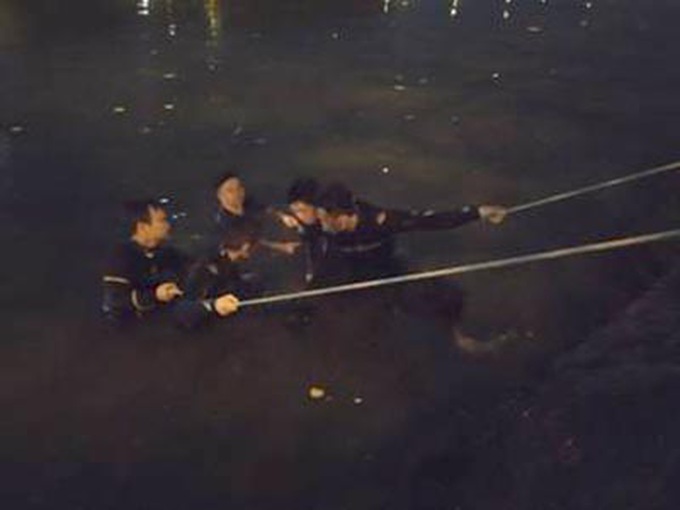 TPHCM: Tìm thấy thi thể thanh niên nhảy cầu Nguyễn Văn Cừ - Ảnh 3. TPHCM: Tìm thấy thi thể thanh niên nhảy cầu Nguyễn Văn Cừ - Ảnh 3.