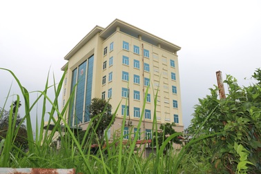 Trụ sở không lối vào, hơn 100 cán bộ thuế ở Hòa Bình phải nhờ chỗ làm việc