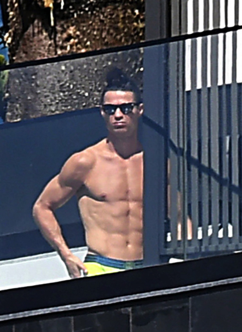 C.Ronaldo khoe thân hình vạm vỡ khi về quê tránh dịch - 1 C.Ronaldo khoe thân hình vạm vỡ khi về quê tránh dịch - 1
