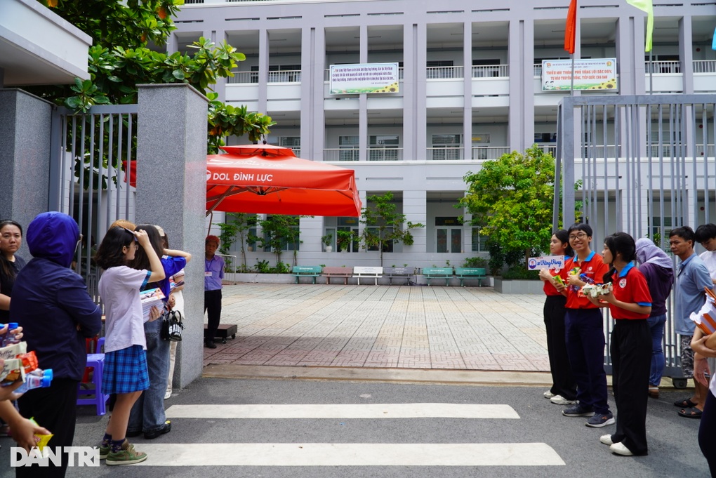 Thí sinh lại “khóc như mưa” vì đề thi toán lớp 10 TPHCM năm 2025 - 2 Thí sinh lại “khóc như mưa” vì đề thi toán lớp 10 TPHCM năm 2025 - 2