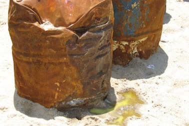 Chất lỏng trong thùng phuy lạ là dầu cọ