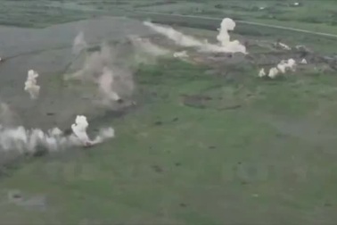 Xe thiết giáp Nga cháy như bó đuốc vẫn đổ bộ thành công ở Zaporizhia