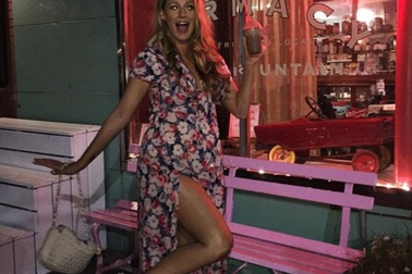 Bà bầu gợi cảm đẹp quyến rũ với váy hoa