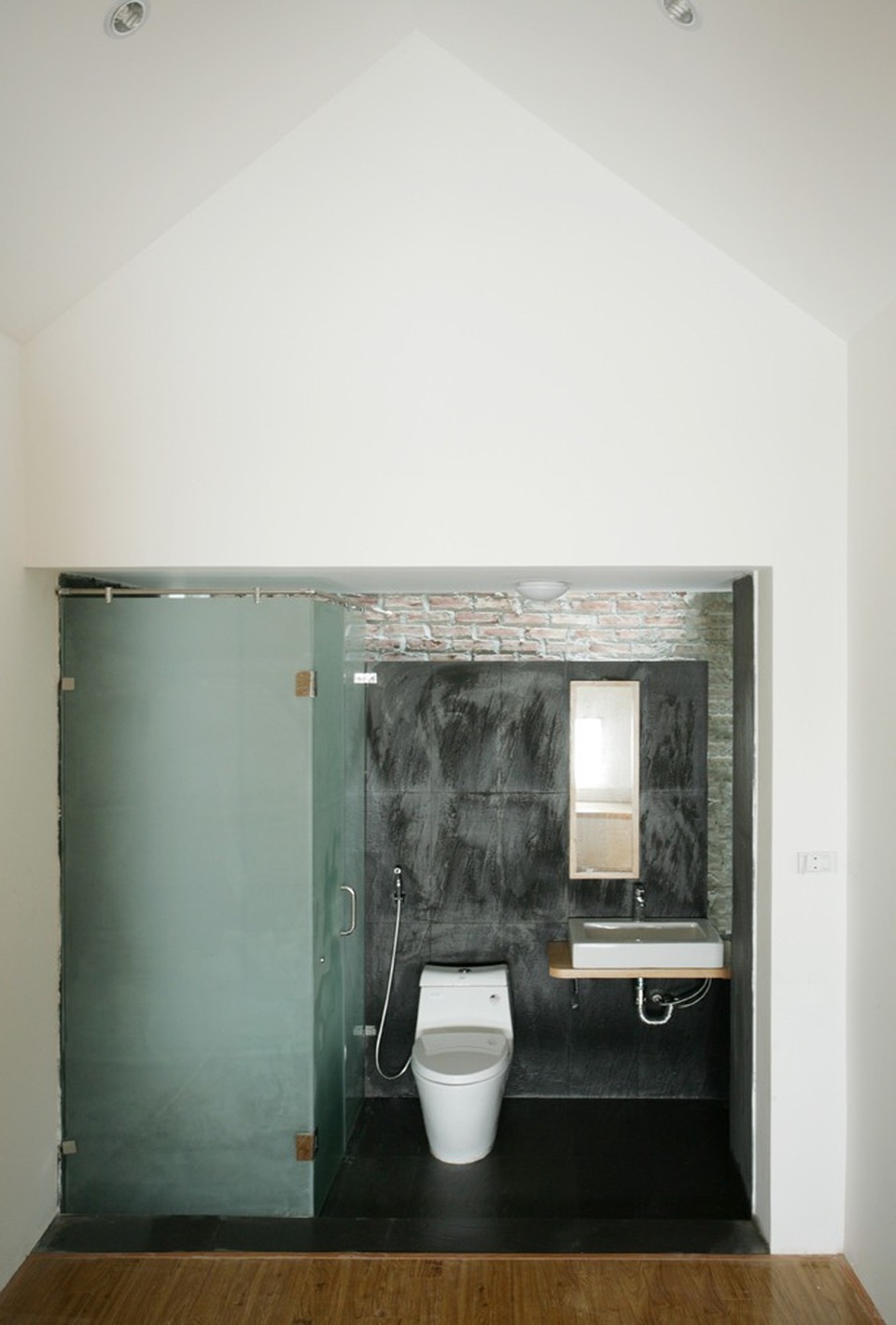 Nghệ sĩ guitar xây nhà mái dốc độc lạ ở Hà Nội chỉ với 300 triệu đồng - 12