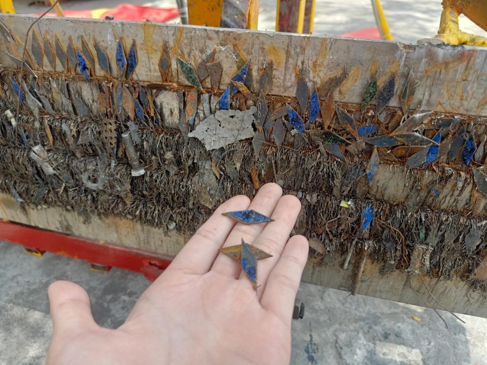 Nghỉ lễ, CSGT liên tục... hút đinh trên quốc lộ - 4 Nghỉ lễ, CSGT liên tục... hút đinh trên quốc lộ - 4