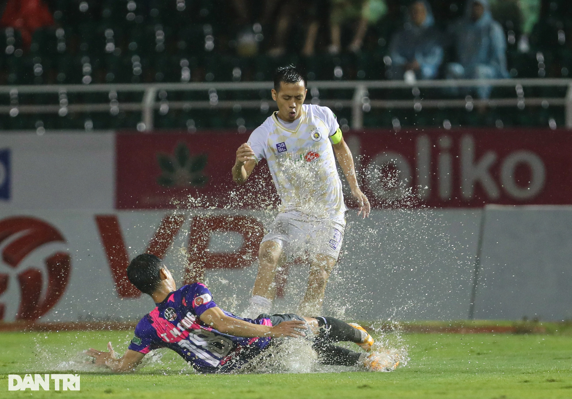 Thủy chiến trên sân Thống Nhất, CLB Hà Nội suýt thất bại trước Sài Gòn FC - 4 Thủy chiến trên sân Thống Nhất, CLB Hà Nội suýt thất bại trước Sài Gòn FC - 4