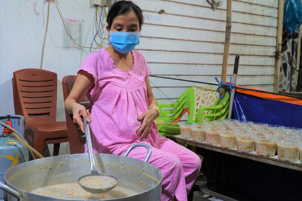 Mẹ bầu Tây Đô nấu hàng trăm phần ăn sáng tặng bệnh nhân ở xóm chạy thận - 1 Mẹ bầu Tây Đô nấu hàng trăm phần ăn sáng tặng bệnh nhân ở xóm chạy thận - 1