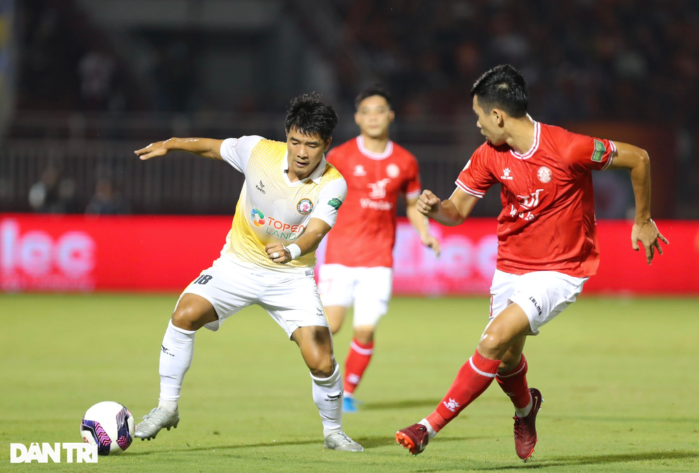 Lee Nguyễn ra mắt trong ngày CLB TPHCM thua ngược Bình Định - 2 Lee Nguyễn ra mắt trong ngày CLB TPHCM thua ngược Bình Định - 2