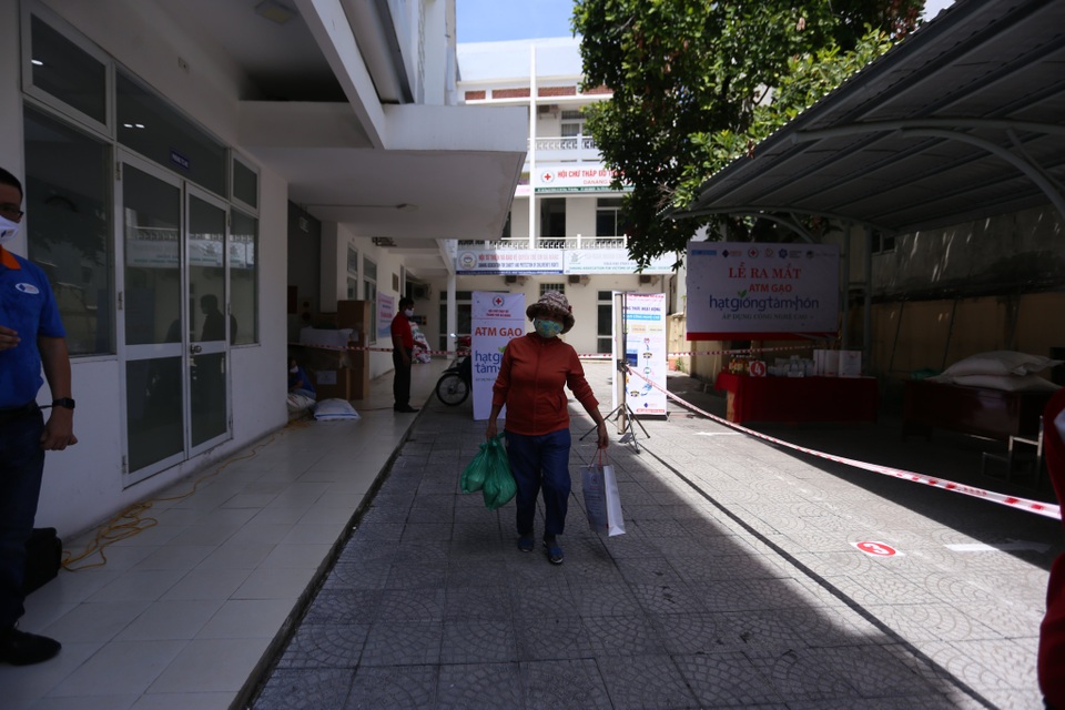 ATM gạo ở Đà Nẵng: Gọi điện hẹn giờ, nhận diện đúng người nghèo - 4 ATM gạo ở Đà Nẵng: Gọi điện hẹn giờ, nhận diện đúng người nghèo - 4