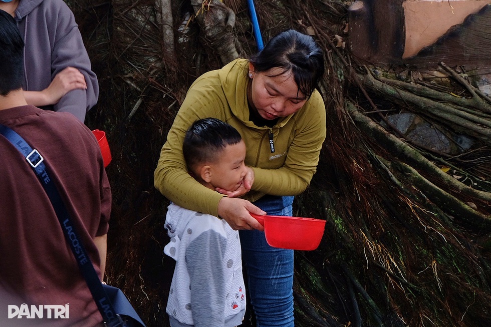 Người dân TPHCM rủ nhau rửa mặt ở ngôi miễu có mạch nước phun trào 150 năm - 1 Người dân TPHCM rủ nhau rửa mặt ở ngôi miễu có mạch nước phun trào 150 năm - 1