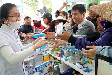 Nữ dược sĩ bỏ 15 triệu đồng mua 5.000 khẩu trang phát miễn phí cho người dân