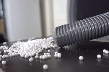 Độc đáo cách hút bụi chỉ với một đoạn ống nhựa