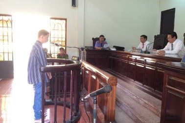 Thuê ô tô mang đi cầm để lấy tiền trả nợ thua bạc tại Campuchia