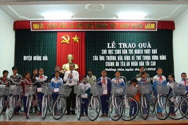 Quảng Trị: Tặng quà cho học sinh đồng bào dân tộc thiểu số