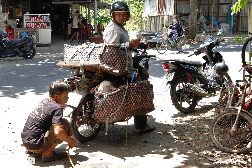 Người thợ nghèo mua hàng trăm xe đạp tặng học sinh - 7 Người thợ nghèo mua hàng trăm xe đạp tặng học sinh - 7