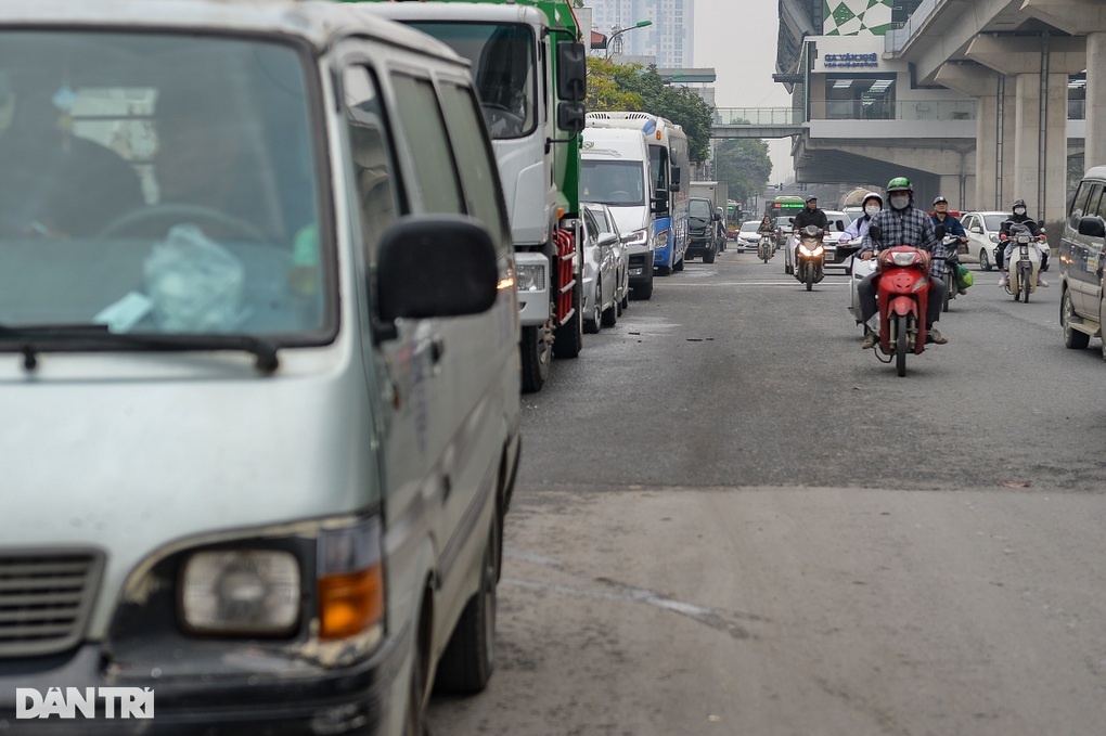 Ám ảnh đi đăng kiểm: Bị công an giữ nửa ngày, xếp hàng xuyên đêm chờ lấy số - 1 Ám ảnh đi đăng kiểm: Bị công an giữ nửa ngày, xếp hàng xuyên đêm chờ lấy số - 1