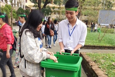 Sinh viên Huế nhặt rác thải, thi ý tưởng sáng tạo từ phế liệu