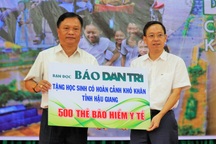 Báo Dân trí tặng 500 thẻ bảo hiểm y tế tới học sinh Hậu Giang