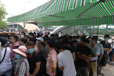 Hàng trăm người chen chân chờ xét nghiệm Covid-19 dịch vụ ở Hà Nội