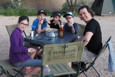 Câu chuyện cảm động của một gia đình trước khi các con rơi vào cảnh mù lòa