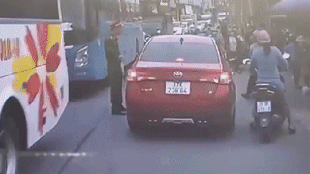 Vội xuống đôi co với công an, người ngồi trên ô tô đẩy cửa làm ngã xe máy - 1 Vội xuống đôi co với công an, người ngồi trên ô tô đẩy cửa làm ngã xe máy - 1
