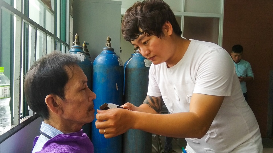 Nhóm bạn trẻ cắt tóc miễn phí cho bệnh nhân - 2 Nhóm bạn trẻ cắt tóc miễn phí cho bệnh nhân - 2