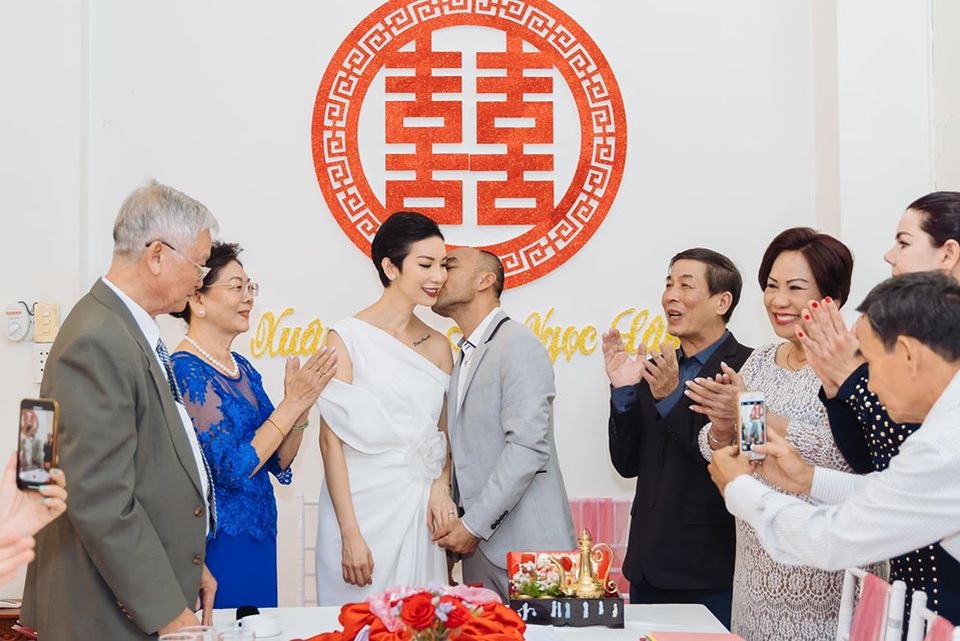 4 tháng sau đám cưới bí mật, Xuân Lan mới tiết lộ ảnh đám hỏi - 2 4 tháng sau đám cưới bí mật, Xuân Lan mới tiết lộ ảnh đám hỏi - 2