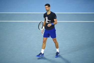 Tsitsipas lên tiếng chế nhạo Djokovic