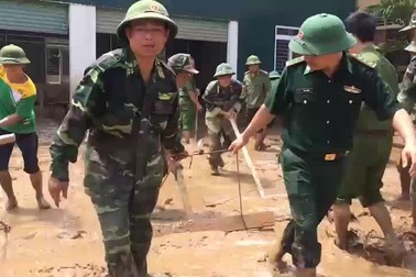 Gồng mình dọn dẹp sau lũ.