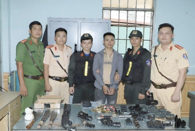 Phan Phú Cường (thứ 3 từ phải qua) cùng vật chứng liên quan bị Tổ 161 Công an tỉnh Đồng Nai phát hiện bắt giữ.