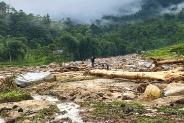 Cảnh tan hoang sau trận lũ quét kinh hoàng ở bản biên giới Nghệ An