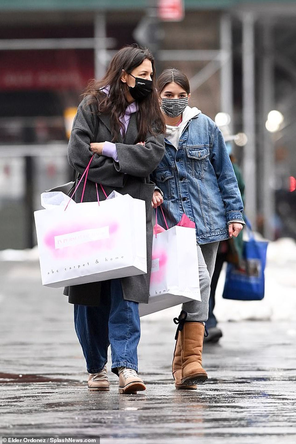 Katie Holmes cùng con gái đi sắm đồ Giáng sinh - 3 Katie Holmes cùng con gái đi sắm đồ Giáng sinh - 3