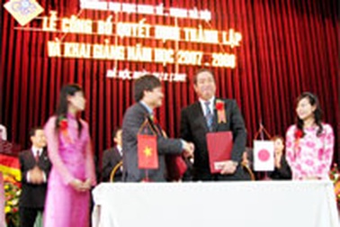 Quỹ Khuyến học, báo Đầu tư trao học bổng cho sinh viên ĐH kinh tế