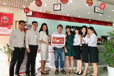 Maritime Bank trao 4 cây vàng cùng hàng nghìn quà tặng cho các khách hàng may mắn